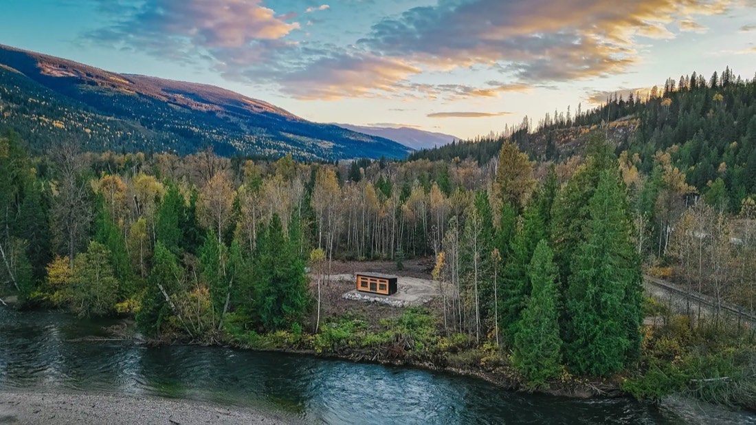 Riverfront Rental Cabin in Eagle River, BC